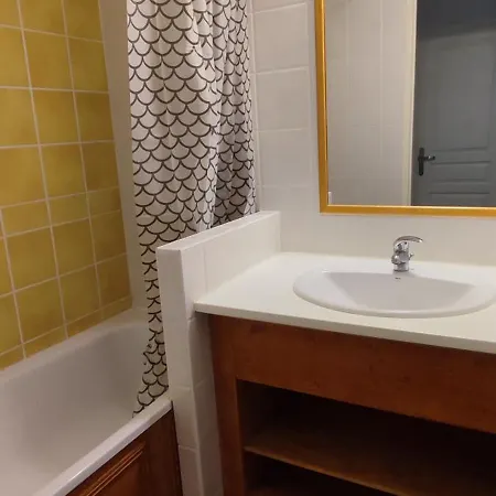 Dans Résidence Avec Piscine Et Parking Couvert